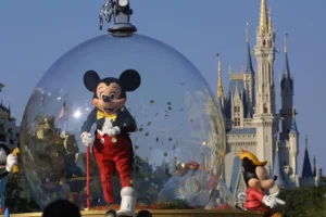 How Far Is Universal Studios From Disney World in Florida?